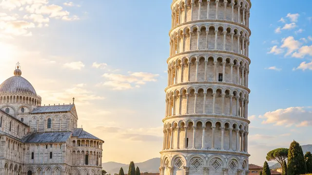 La torre de Pisa y la catedral al atardecer